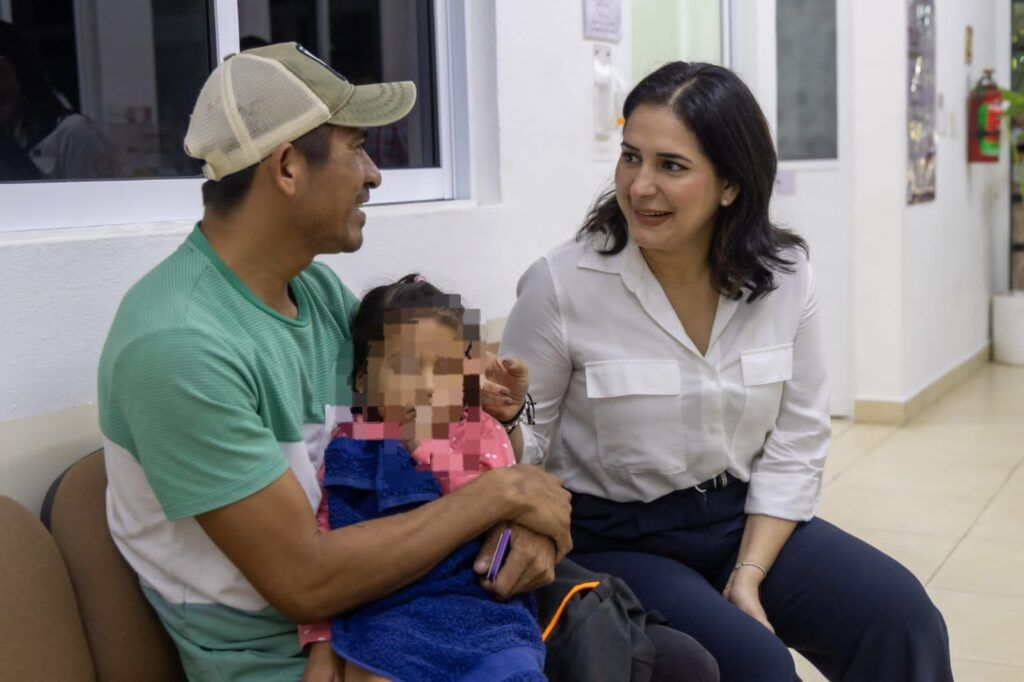 Estefanía Mercado entrega la credencial de afiliación número 20 mil del programa “Salud Sin Tanto Choro” en Playa del Carmen