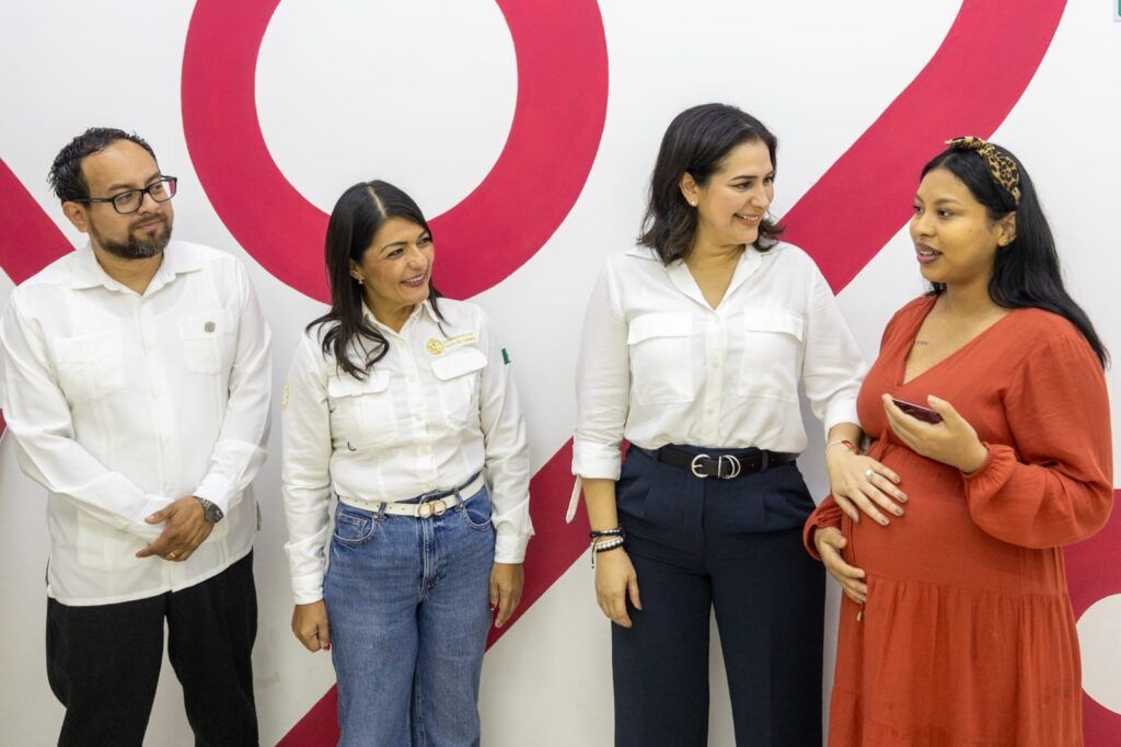 Estefanía Mercado entrega la credencial de afiliación número 20 mil del programa “Salud Sin Tanto Choro” en Playa del Carmen