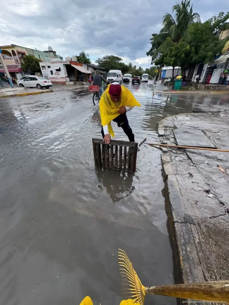 Gobierno de Estefanía Mercado activa “Operativo Tormenta” y ejecuta acciones preventivas y de recuperación tras lluvias en Playa del Carmen