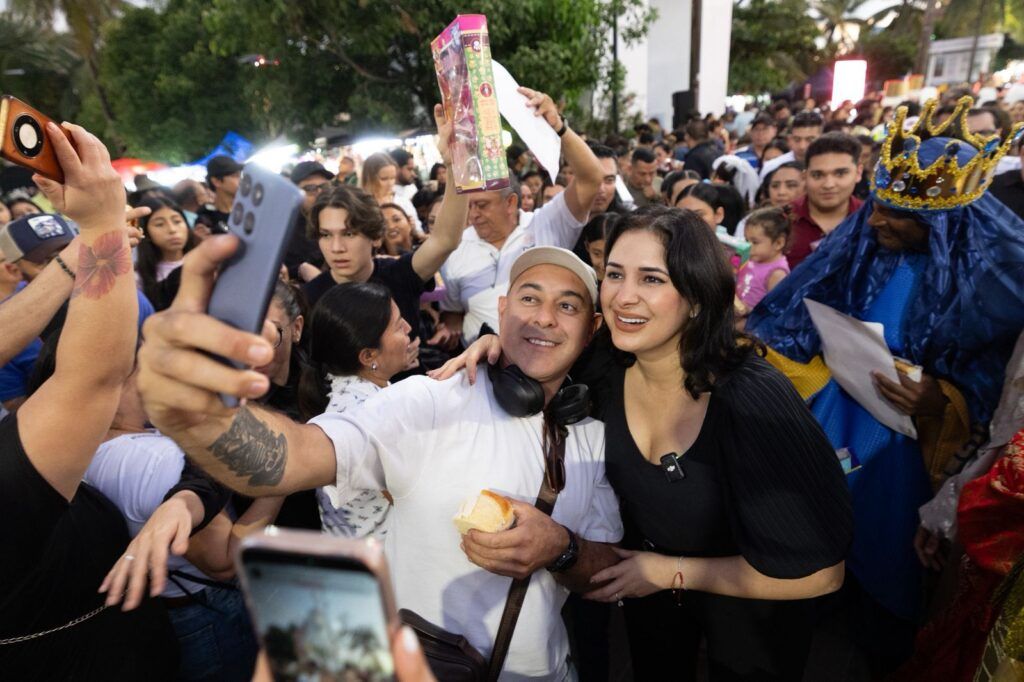 Estefanía Mercado encabeza corte de monumental Rosca de Reyes de 2.5 kilómetros en Playa del Carmen