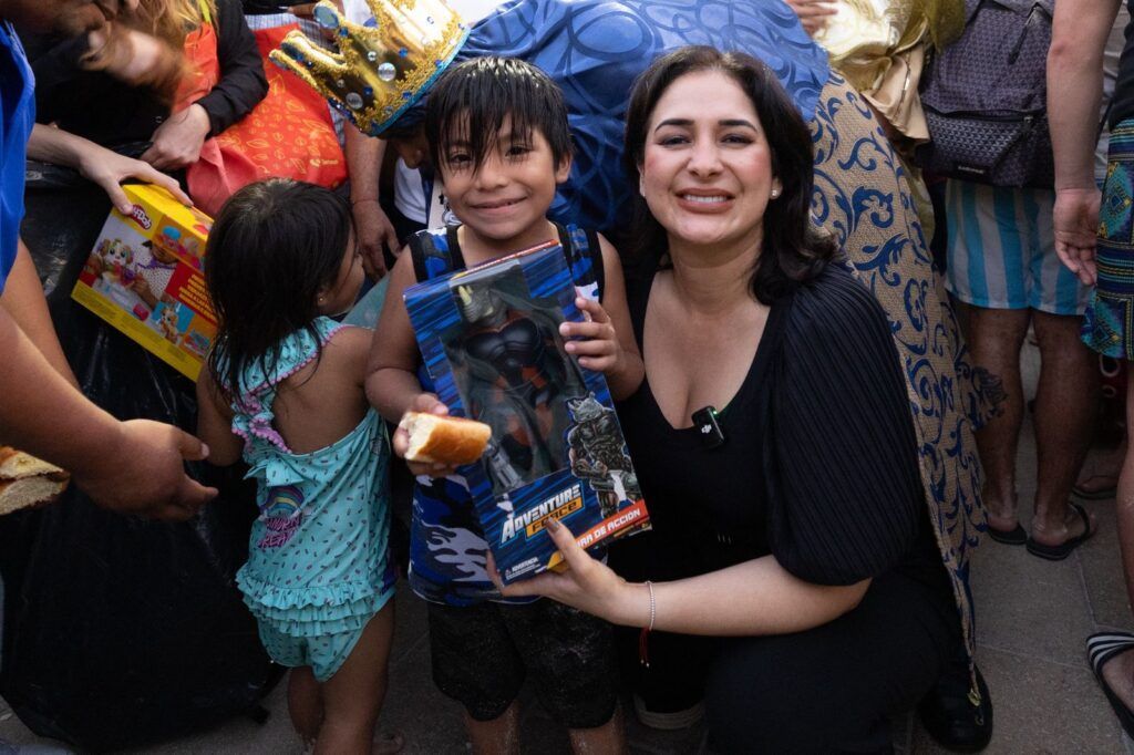 Estefanía Mercado encabeza corte de monumental Rosca de Reyes de 2.5 kilómetros en Playa del Carmen