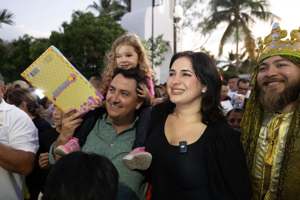 Estefanía Mercado encabeza corte de monumental Rosca de Reyes de 2.5 kilómetros en Playa del Carmen