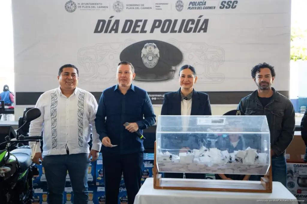 Gobierno de Playa del Carmen distingue a policías por años de servicio en el Día del Policía