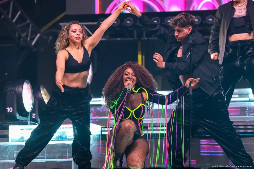 “90’s Pop Tour” enciende a más de 35 mil personas en el cierre histórico del Carnaval de Playa del Carmen 2026