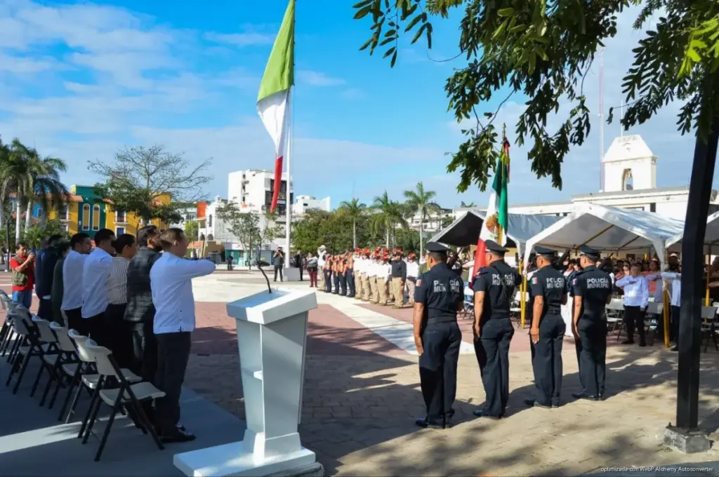 Conmemoran en Playa del Carmen el Día de la Bandera