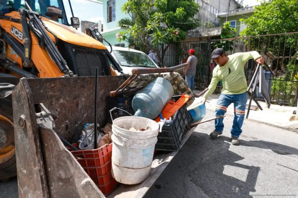 Gobierno de Playa del Carmen refuerza acciones de salud pública con retiro de 45 toneladas de cacharros en Nueva Creación