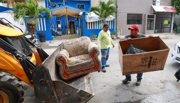 Gobierno de Playa del Carmen refuerza acciones de salud pública con retiro de 45 toneladas de cacharros en Nueva Creación