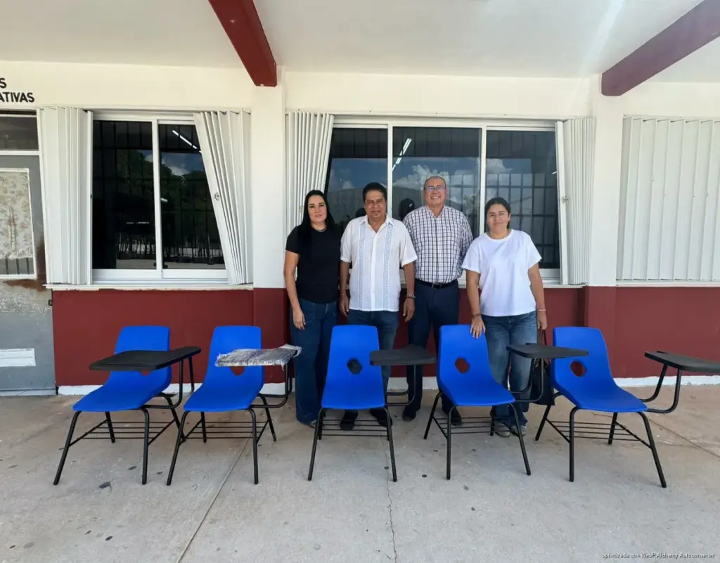 Entregan sillas para estudiantes zurdos en secundaria de Villas del Sol