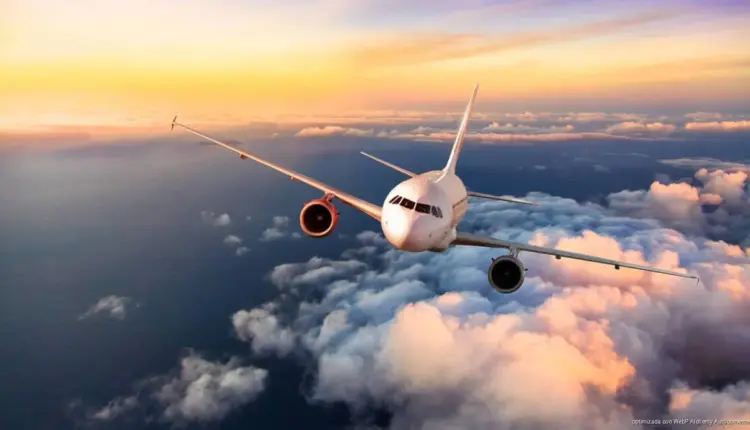 Escalada del combustible golpea a la aviación mundial; al menos una aerolínea cesa operaciones y varias recortan vuelos en abril