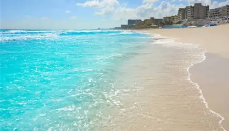 Playa del Carmen prevé calor, lluvias vespertinas y sargazo moderado este 17 de abril