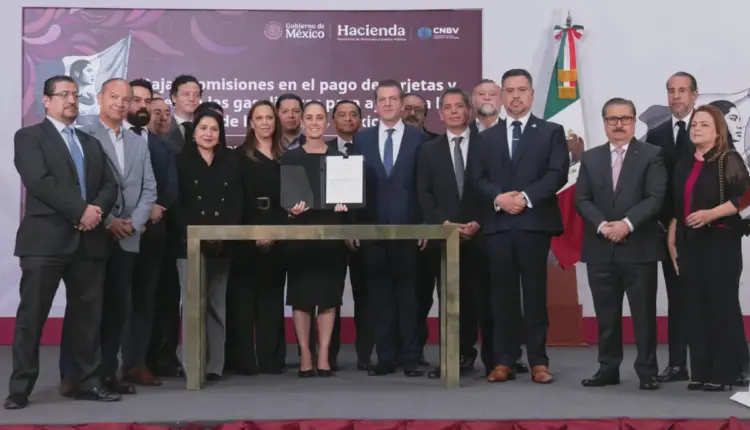 Gobierno y bancos acuerdan bajar comisiones para contener precio de gasolina