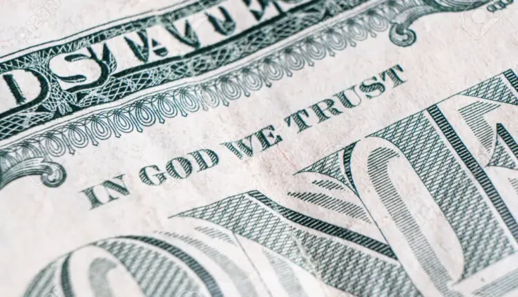 Dólar se cotiza en $17.36 pesos y petróleo supera los 100 dólares ante tensión global