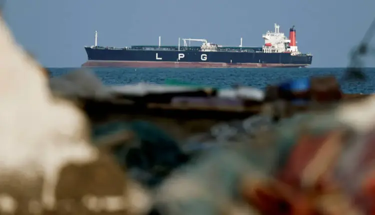 Petróleo cae cerca de 15% tras tregua en Ormuz y reapertura parcial del estrecho