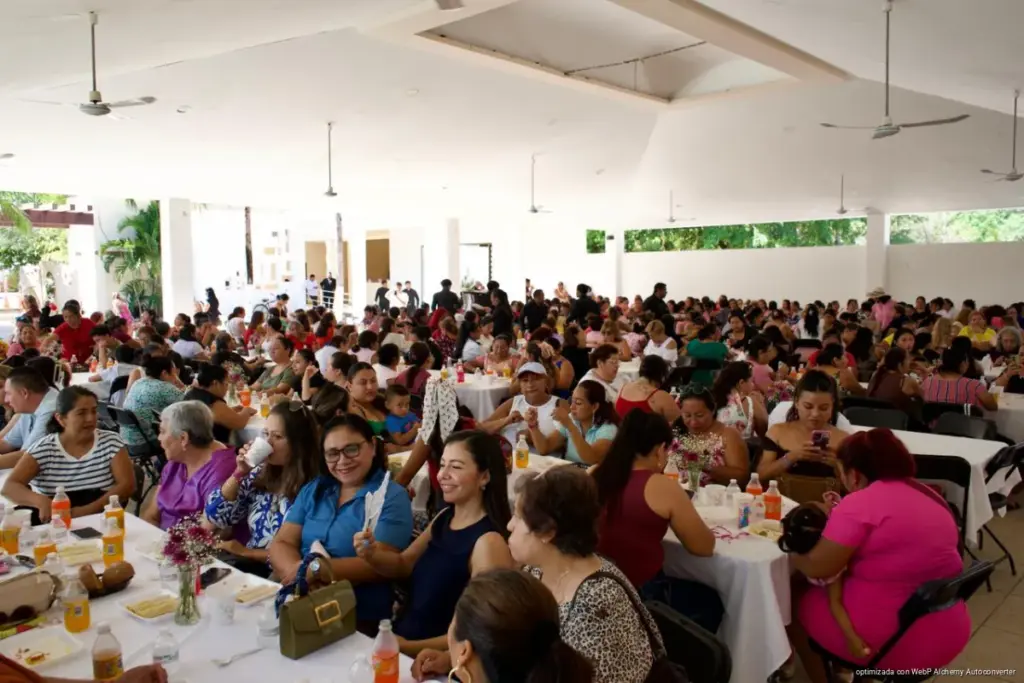 Más de 500 madres celebran el Día de las Madres en emotivo convivio en Playa del Carmen
