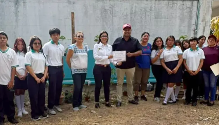 Docentes y alumnos del Colegio de Bachilleres culminan Huertos Urbanos