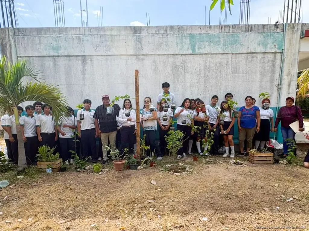 Docentes y alumnos del Colegio de Bachilleres culminan Huertos Urbanos