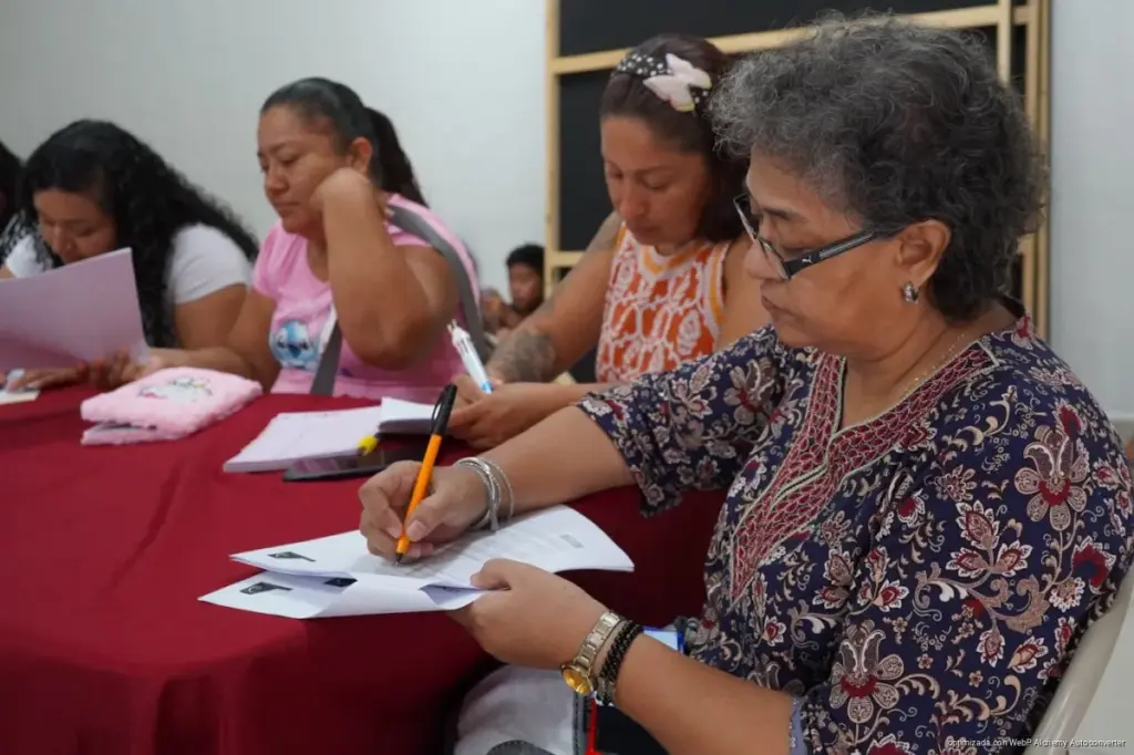 Capacitan a 80 emprendedores para fortalecer negocios y economía local en Playa del Carmen