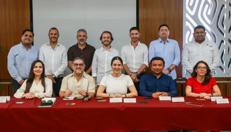 Gobierno y sector turístico unen esfuerzos contra el sargazo en Playa del Carmen