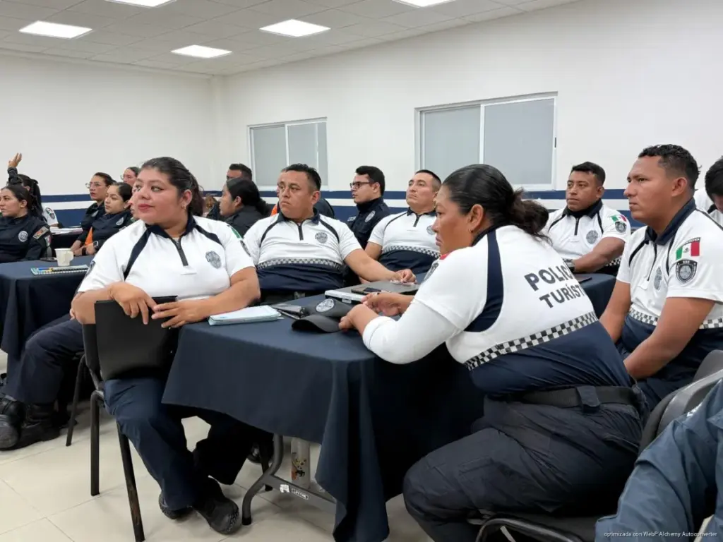 Capacitan a policías turísticos de Playa del Carmen para detectar y prevenir trata de personas