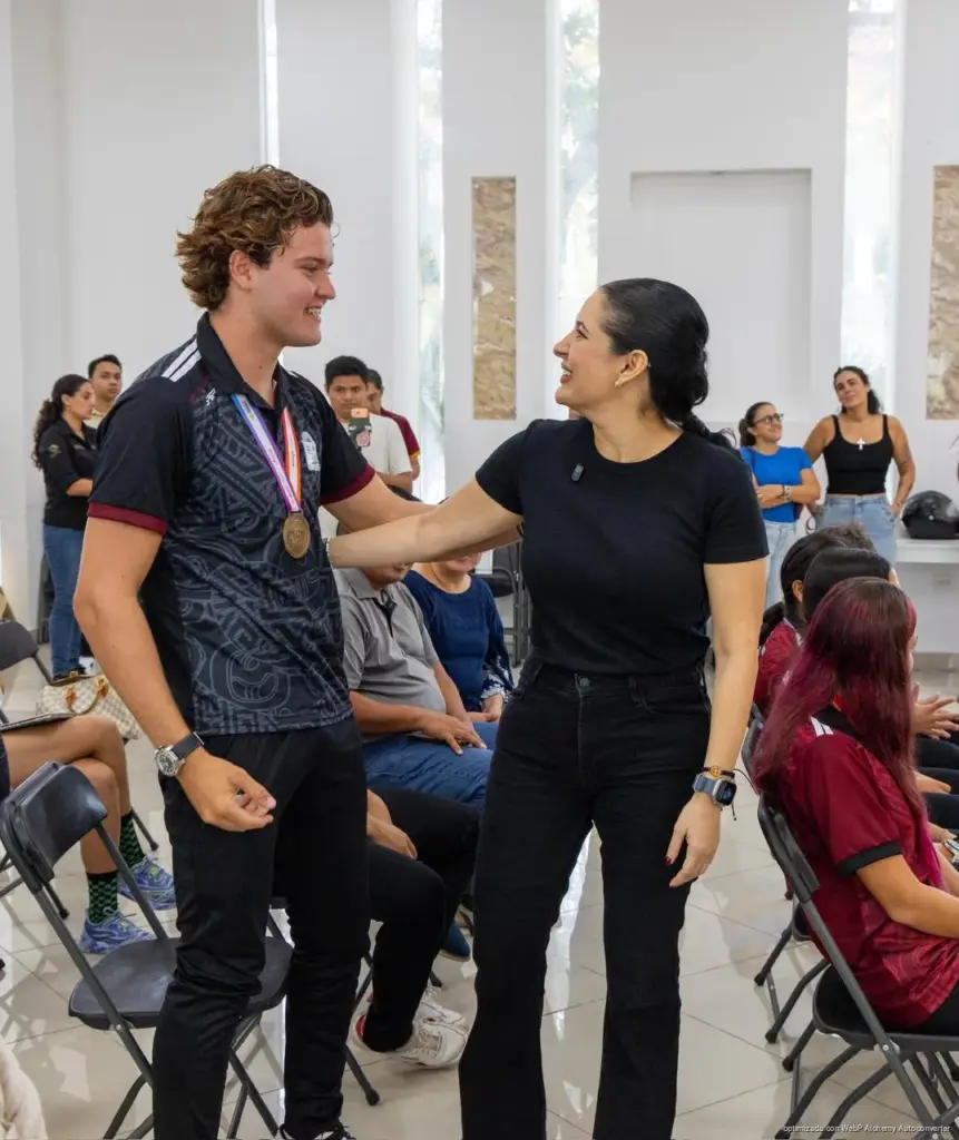 Estefanía Mercado reconoce a medallistas de Playa del Carmen en la CONADE 2026