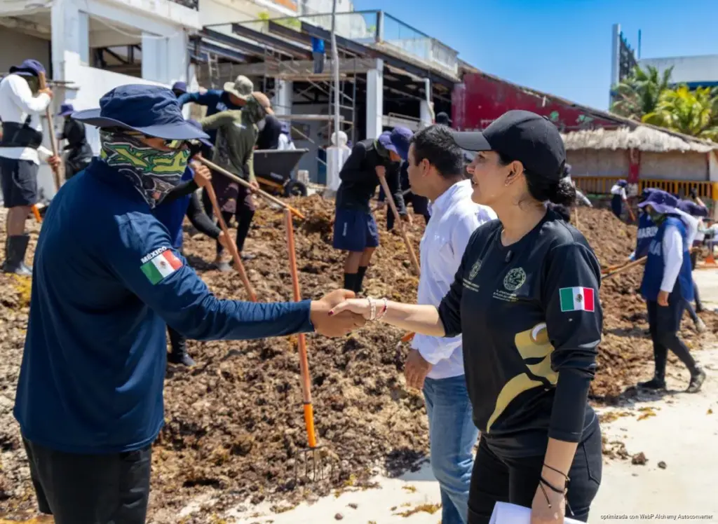 Estefanía Mercado supervisa trabajos en playas afectadas por el arribo de sargazo
