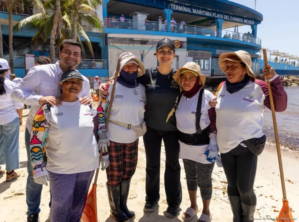 Estefanía Mercado supervisa trabajos en playas afectadas por el arribo de sargazo