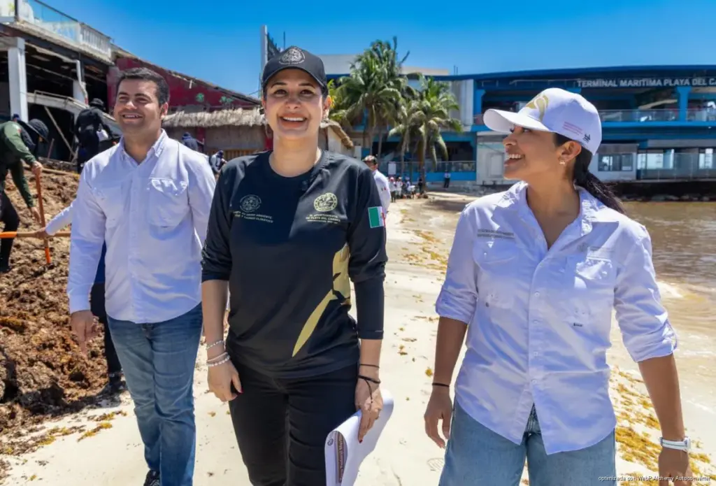 Estefanía Mercado supervisa trabajos en playas afectadas por el arribo de sargazo