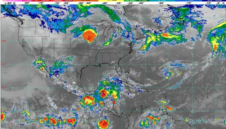 Quintana Roo mantiene lluvias intensas por zona de baja presión y onda tropical