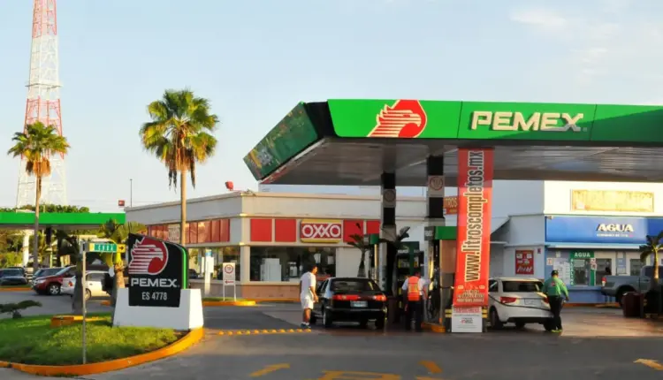 Tipo de cambio se ubica en 17.27 pesos y gasolina Magna ronda los 25.83 pesos en Quintana Roo