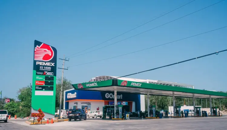 Dólar se mantiene en 17.55 pesos mientras Bacalar registra la gasolina más barata de Quintana Roo