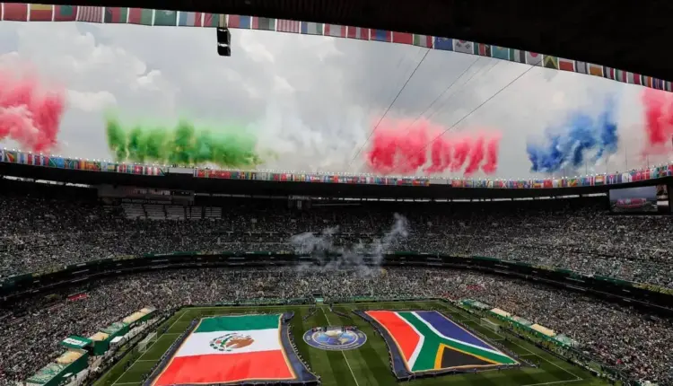 Entre celulares, música y protestas arranca la gran fiesta del futbol