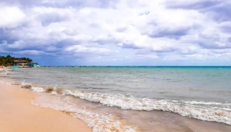 Pronostican lluvias aisladas y ambiente caluroso en Quintana Roo por ingreso de humedad del Caribe