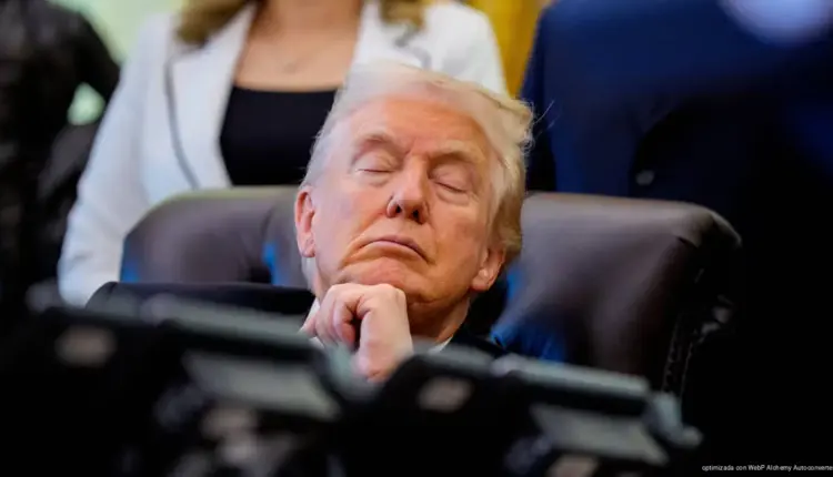 Trump es captado con los ojos cerrados durante acto oficial en la Casa Blanca; reavivan debate sobre su estado físico