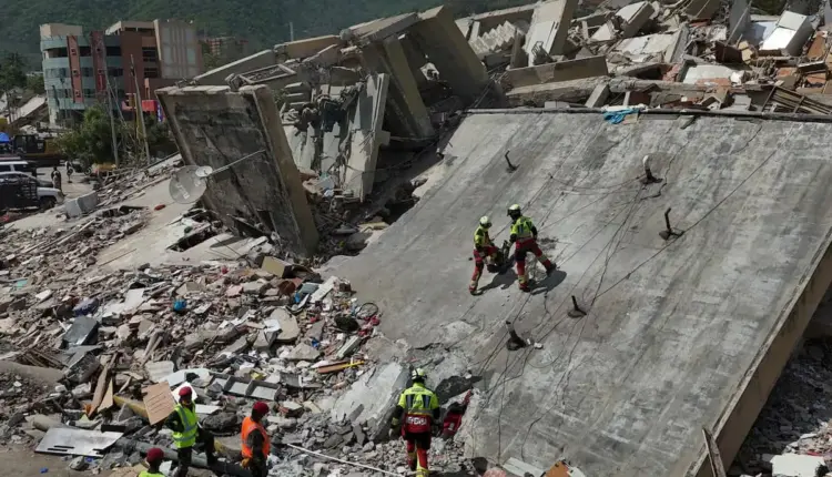 Las réplicas y el rescate de sobrevivientes mantienen la alerta en el norte de Venezuela