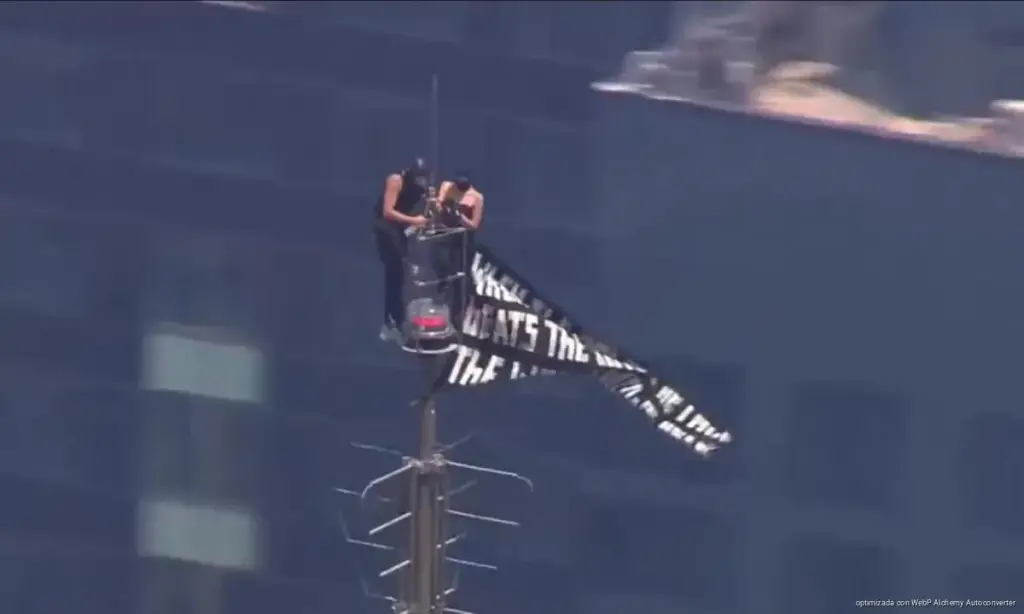 Pareja escala la cima del Empire State Building, despliega mensaje de paz y termina detenida tras propuesta de matrimonio