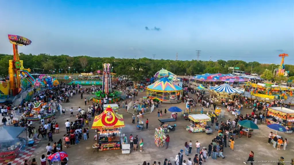 Feria del Carmen 2026 reúne talento local y miles de asistentes en Playa del Carmen