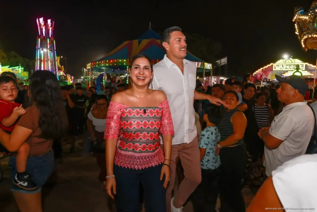 Feria del Carmen reúne a más de 20 mil personas con Cachirula y Loojan en Playa del Carmen