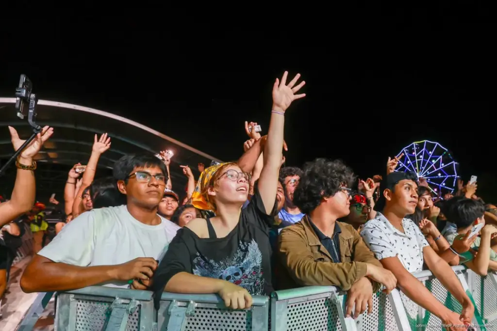 Feria del Carmen reúne a más de 20 mil personas con Cachirula y Loojan en Playa del Carmen