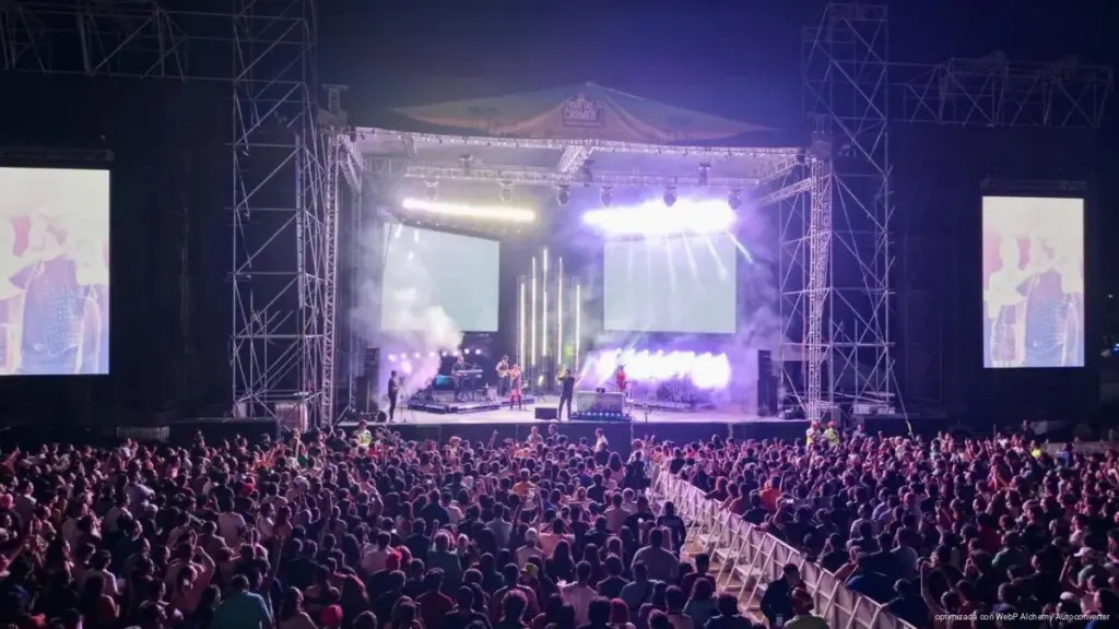 En una noche llena de música pop, Aleks Syntek hace vibrar a miles de personas en la Feria del Carmen 2026
