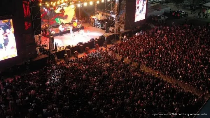 En una noche llena de música pop, Aleks Syntek hace vibrar a miles de personas en la Feria del Carmen 2026