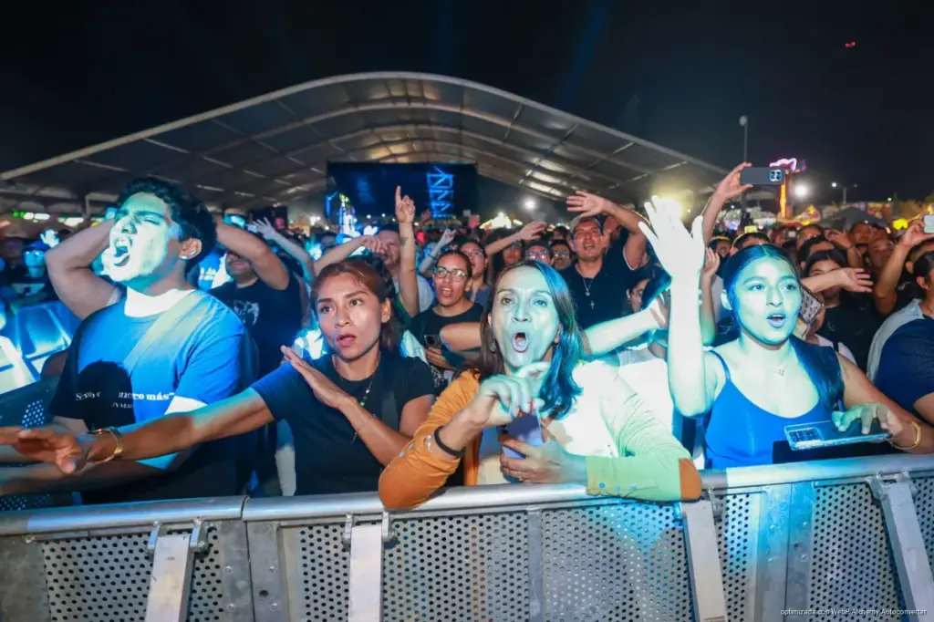 En una noche llena de música pop, Aleks Syntek hace vibrar a miles de personas en la Feria del Carmen 2026