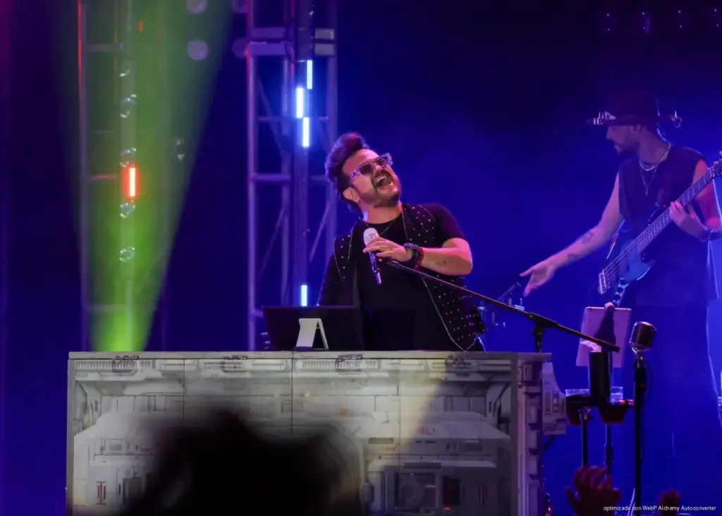 En una noche llena de música pop, Aleks Syntek hace vibrar a miles de personas en la Feria del Carmen 2026