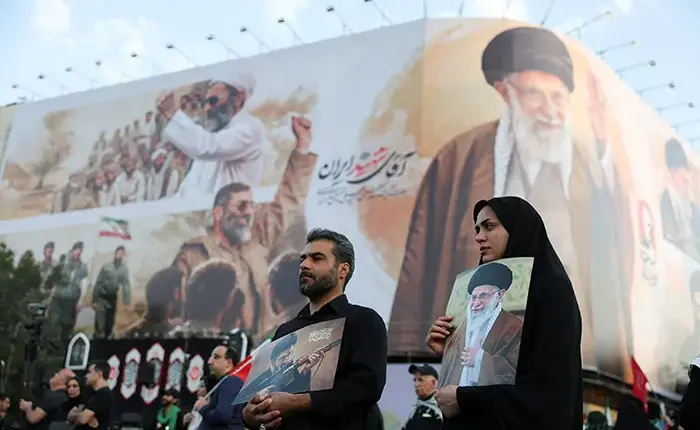 Millones de iraníes claman venganza en el funeral de Alí Jameneí