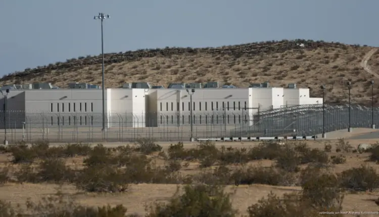 Tasa de mortalidad en centros de detención de EU alcanza su nivel más alto en dos décadas