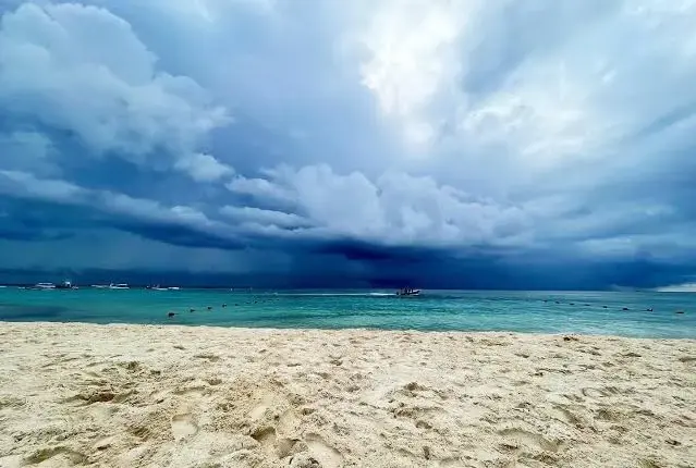 Clima en Quintana Roo prevé calor extremo y chubascos vespertinos este 16 de julio