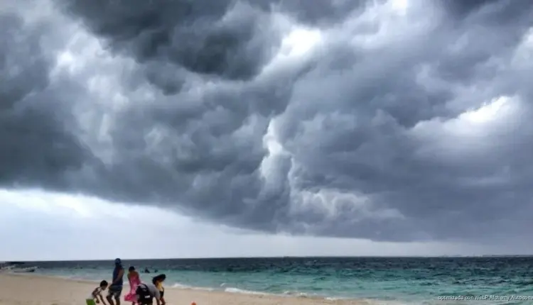 Onda tropical 16 provoca calor y lluvias en Quintana Roo