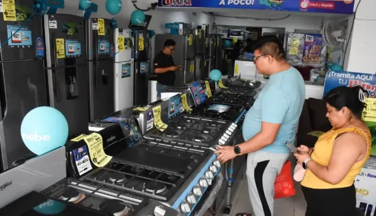Confianza del consumidor en México repunta en junio, pero expectativas futuras se debilitan