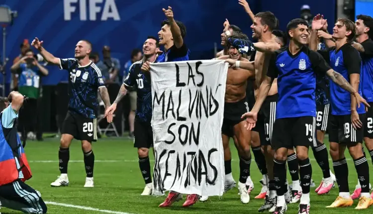 El gobierno británico pide sancionar a la Selección Argentina por usar pancarta de las Malvinas