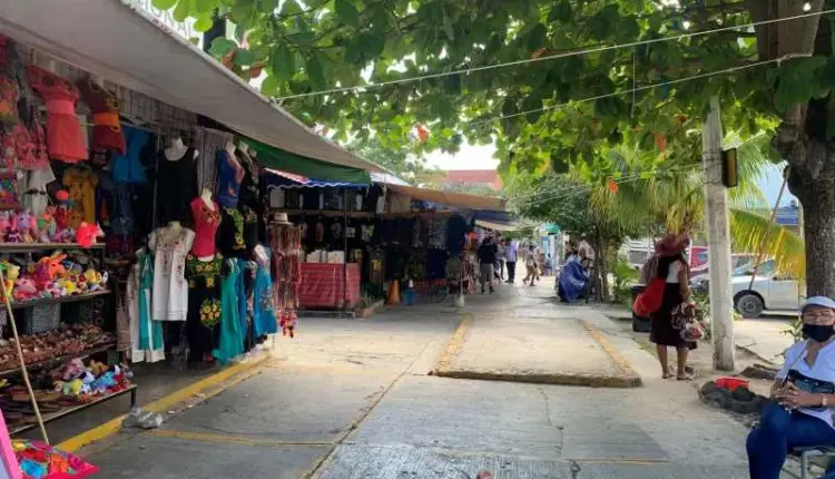 Tianguis de Cancún registran caída del 50 por ciento en sus ventas por crisis laboral y gastos escolares