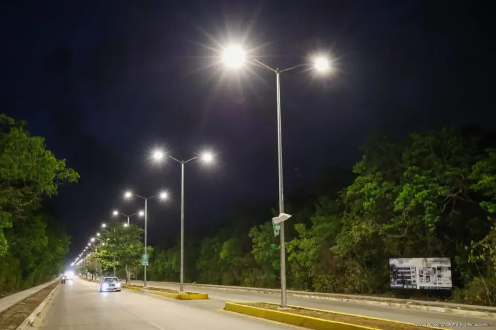 Estefanía Mercado rehabilita alumbrado público en el acceso a Cristo Rey